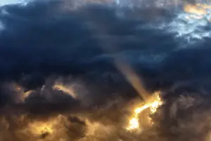 Dramatic Evening Sky Stampe: Sunbeam through gap in clouds, dramatic evening sky