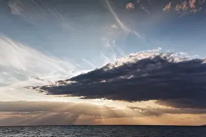 Northern Europe Sunset Photography Stampe: Sunbeams behind clouds, dramatic evening sky