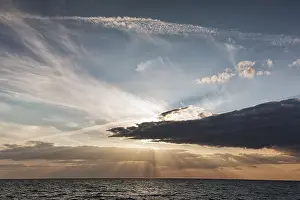 Evening Sun On The Sea Stampe: Sunbeams behind clouds, dramatic evening sky