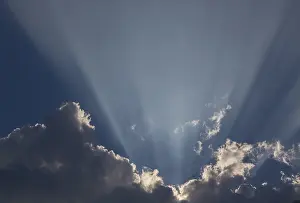 Cumulus Humilis Cloud Stampe: Sunrays behind a dark cumulus cloud, Germany