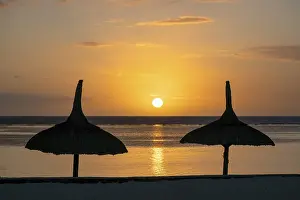 Stampe di Tramonto sulla spiaggia, ombrelloni, Flic En Flac, Mauritius Mauritius Stampe: Tramonto sulla spiaggia, ombrelli.