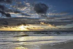 Sunset On The North Sea Stampe: Sunset with clouds on the beach