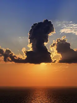 Santorini Sunset Stampe: Sunset behind clouds at the sea
