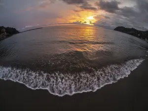 Dramatic Cloudy Atmosphere Stampe: Sunset behind clouds over the sea