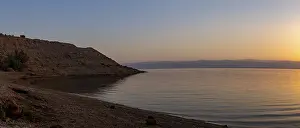 Immagini datate 26 giugno 2024: Sunset corniche coastal section