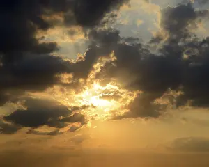 Evening Mood Photography Stampe: Sunset in a dramatic cloud filled sky