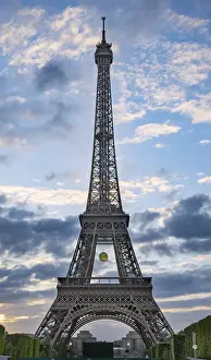 Paris Skyline Stampe: Sunset behind the Eiffel Tower