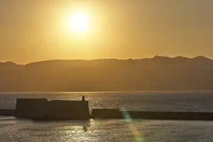 Stampe di Tramonto, luce serale, luce di backlight, fortezza marittima veneziana, Koules, Morosini, montagne, cielo di bronzo, porto , Eraclea Minoa (Heraklion), capitale dell'isola di Creta in Grecia Heraklion Stampe: Tramonto, luce del tramonto, illuminazione posteriore.