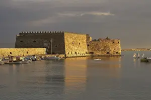 Historic Fortification Building Stampe: Sunset, evening light, backlight