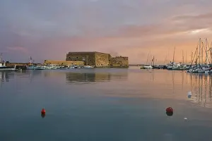 Stampe di Tramonto, luce del tramonto, illuminazione posteriore, fortezza marittima veneziana, Koules, Morosini, montagne, cielo di bronzo, porto, Heraklion capitale dell'isola di Creta Grecia Heraklion Stampe: Tramonto, luce del tramonto, illuminazione di retrofondi.