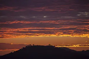 Mountainous Evening Atmosphere Stampe: Sunset, evening sky with red clouds