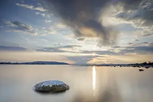 Sunset Over Lake Constance Stampe: Sunset over a lake, dramatic clouds form in the sky