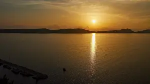 Sunset In Southern Europe Stampe: The sunset is reflected in the sea