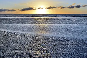 Sandy Ocean Beach At Sunset Stampe: Sunset on sandy beach with wave-like structures