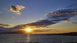 Sunset Over The Sea Stampe: Sunset over the sea with clouds