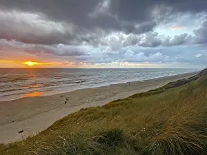 Evening Sky Over The Sea Stampe: Sunset over the sea under a dramatic