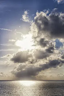 Sunset Over The Sea Stampe: Sunset over the sea with the sun rays through the clouds