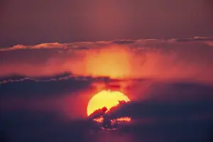 Deserted Sunset Stampe: Sunset, sun behind clouds
