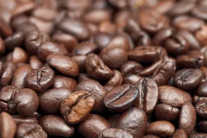 Close Up Coffee Beans Stampe: Surface with roasted coffee beans close up