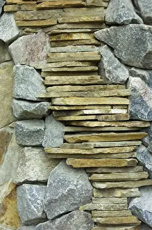 Uninhabited Stonewalls Stampe: Surface of the stone wall with cracks