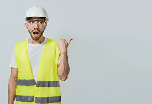 Segno Stampe: Ingegnere sorpreso che indica di lato.