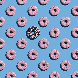 Blue Background Food Photography Stampe: Sweet donuts pattern on a blue background