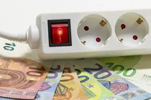 Electricity Costs Stampe: Switchable socket strip, euro banknotes