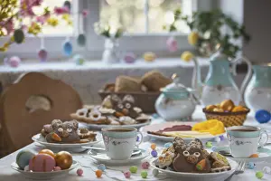 Decorative Cutlery Set Stampe: Table set with Easter cookies and coffee