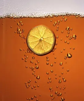 Lemon Slice On Plate Stampe: Tea and a slice of lemon on a studio background