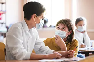 Face Mask Protection Stampe: Teacher with mask explaining class