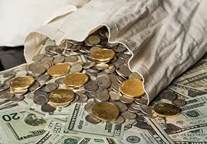 US Dollar Notes Stampe: Thousands of US dollars in notes and gold