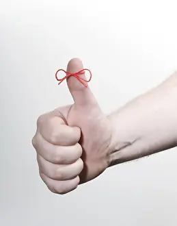 Symbolic Picture Studio Shot Stampe: Thumbs up with a red string bow, memory