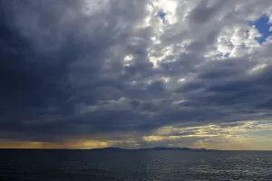 Atmospheric Evening Photography Stampe: Thunderclouds at sunset on the beach