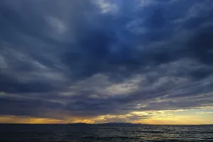 Cloudy Atmosphere Images Stampe: Thunderclouds at sunset on the beach