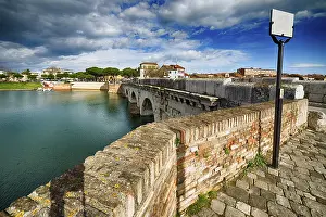 Rimini Stampe: 'Ponte di Tiberio a Rimini, uno dei più solidi edifici architettonici costruiti dai Romani'