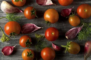 Fresh Vegetables Stampe: Tomatoes on the background. Tomatoes