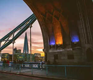 Torre Di Londra Stampe: Il Ponte di Londra, vista attraverso la porta sul The Shard.