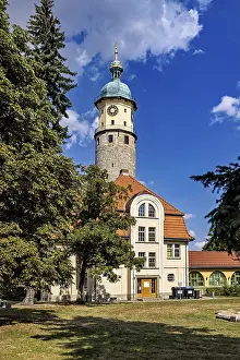 Historic European Buildings Stampe: Tower with clock and building in the foreground