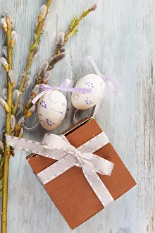 Colorful Easter Decorations Stampe: Traditional easter background with gift