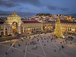 Lisbon Cityscape At Night Stampe: Twilight lights up Praca do Comercio