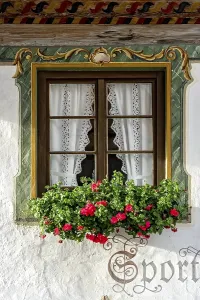 Luftlmalerei Tradition Stampe: Typical Luftlmalerei around window with geraniums