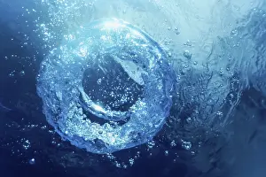 Stampe di Anello di bolle sott'acqua sale verso il Sole Arte Astratta Stampe: Bolla di Bolla Sottomarina Sale verso il Sole.