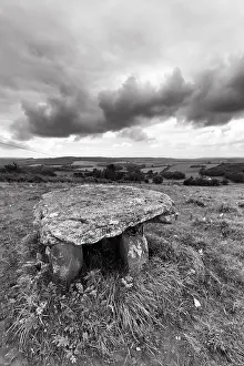 Ireland Dolmen Stampe: Unknown dolmen in a meadow, dramatic cloudy sky