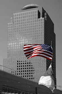 USA National Symbol Stampe: U.S. flag at Ground Zero in front of a skyscraper