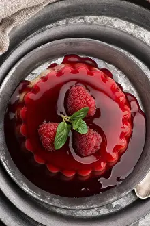Raspberry Dessert Stampe: Vanilla pudding with raspberry and raspberry sauce