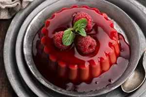 Raspberry Dessert Stampe: Vanilla pudding with raspberry and raspberry sauce