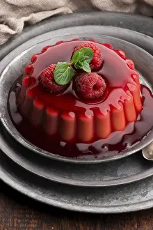 Sweet Desserts Stampe: Vanilla pudding with raspberry and raspberry sauce
