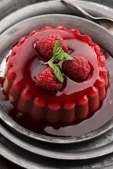 Vanilla Dessert Stampe: Vanilla pudding with raspberry and raspberry sauce