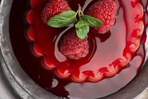Raspberry Dessert Stampe: Vanilla pudding with raspberry and raspberry sauce