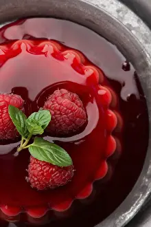 Vanilla Dessert Stampe: Vanilla pudding with raspberry and raspberry sauce